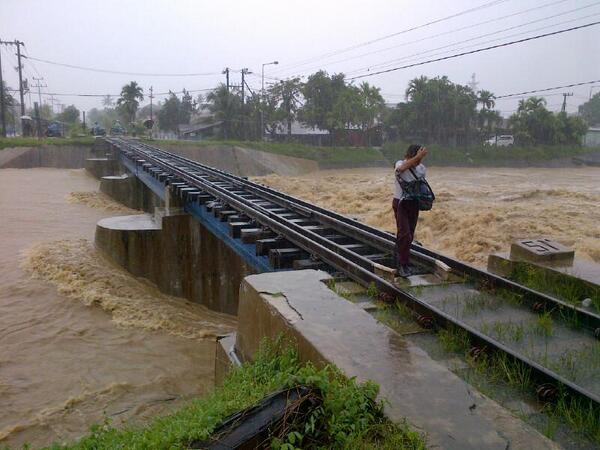 dari @Indrafarni: Anak sekolah nekat melintas dijembatan KA Alai