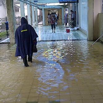 dari @intanalida: RS M Djamil Padang tergenang Air