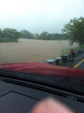 dari @oggidentha: Sungai di seberang Padang