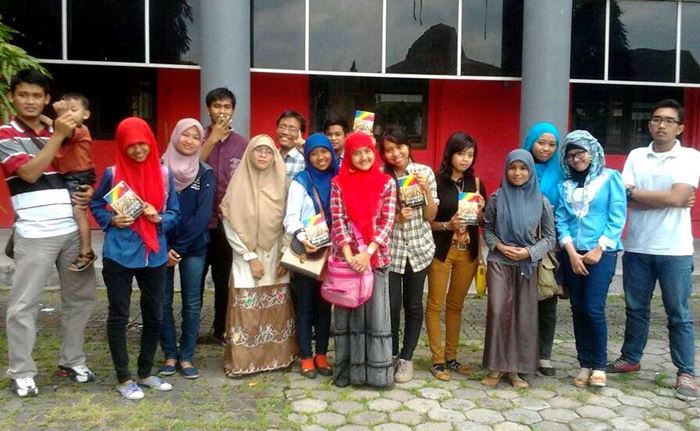 Kopdar  – Pengurus dan anggota FAM Cabang Surabaya mengadakan silaturahim dengan pengurus dan anggotanya dengan tajuk ‘Kopi Darat (Kopdar) ke-15’, di kampus Unitomo Surabaya, Ahad (26/1). (Foto: Ist.)