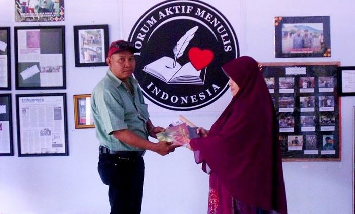 Sumbangan Buku - – Koordinator FAM Wilayah Riau Surya Hardi (Murdoks) menyumbangkan buku puisi menolak korupsi untuk perpustakaan FAM Indonesia dalam kunjunganya ke kantor FAM, Senin (27/1). (Foto: Ist.)