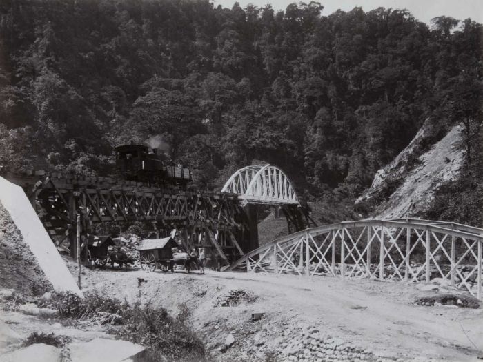 Jembatan Kereta Api darurat terbuat dari kayu