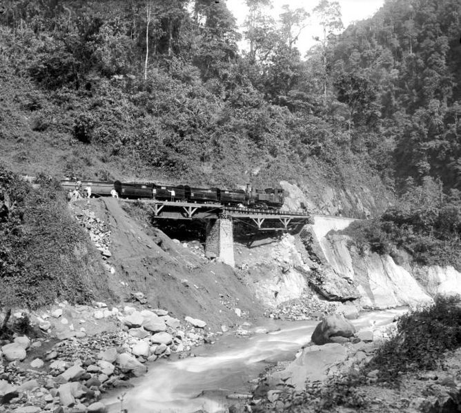 Jembatan Kereta Api darurat terbuat dari kayu