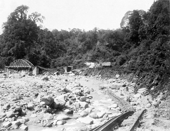 Rel Kereta Api terdorong dan tergeletak ke dalam sungai