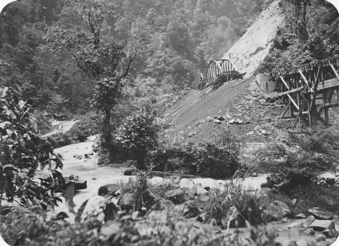 Jalan Kereta Api terputus akibat tertimbun tanah longsor