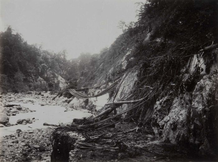 Tanah dan bantalan rel Kereta Api hanyut