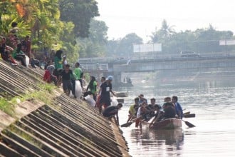 Dua tim yang melakukan pembersihan sampah di sepanjang banjir kanal