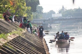 EH Padang dan masyarakat menyusuri Banjir Kanal untuk membersihkan sampah