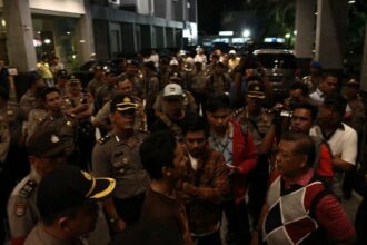 sejumlah masa sempat mencoba untuk masuk dalam rapat pleno namun berhasil di kendalikan petugas tanpa kericuhan | foto: Arie Huda