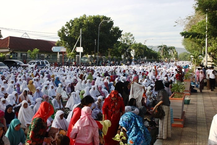 Puluhan Ribu Jamaah mulai memadati Jalan Sudirman untuk melaksanakan Shalat Idul Fitri pada Senin (28/7). Selama penyelenggaraan Shalat, sepanjang kawasan Sudirman di tutup dan arus lalu lintas dialihkan.