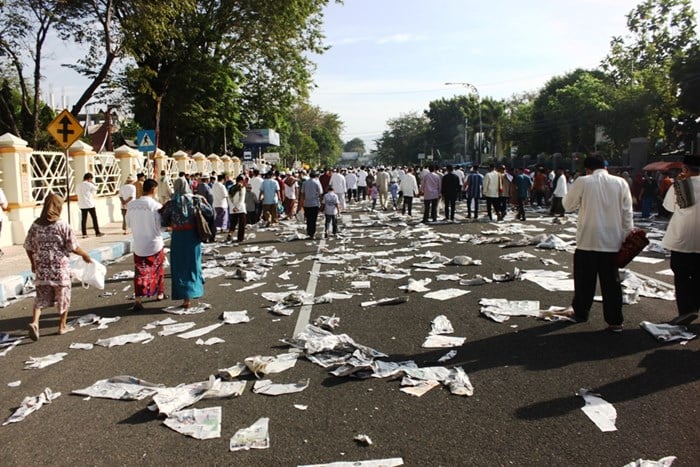 Sampah kertas koran berserakan di halaman kantor Gubernuran dan di sepanjang kawasan Sudirman setelah selesai Shalat. Masyarakat membiarkan saja koran bekas yang tadi mereka gunakan sebagai alas untuk shalat.