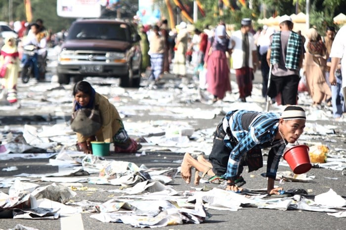 Puluhan pengemis memanfaatkan moment lebaran untuk mengais rezeki para jamaah yang datang untuk shalat Idul Fitri di kawasan Sudirman.