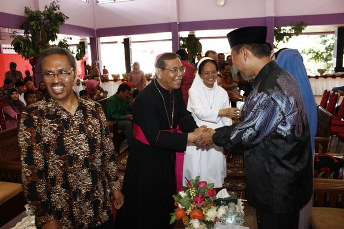  Pada hari raya Idul Fitri 1435 H, Sejumlah pejabat mengadakan open house. Salah satunya di Rumah Walikota Padang, tampak sejumlah tokoh lintas agama turut datang bersilaturahmi ke kediaman Walikota Padang Mahyeldi Ansharullah