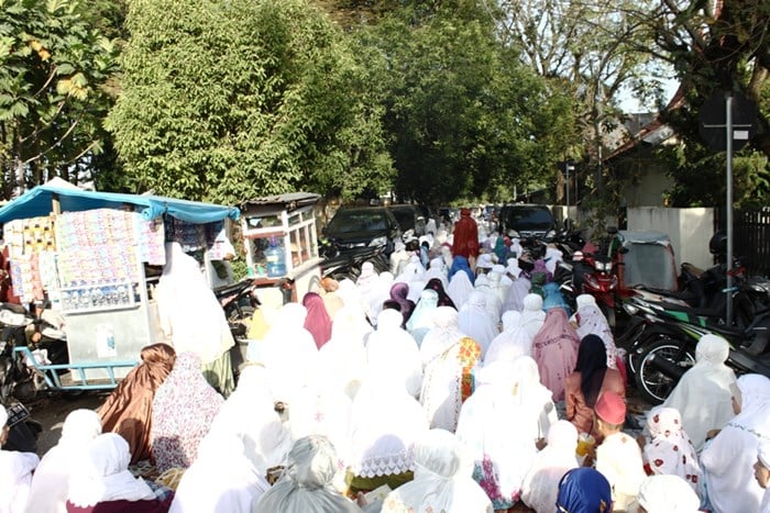 Karena keterbatasan tempat, akhirnya para jamaah shalat di sejumlah gang yang terdapat di kawasan Sudirman.