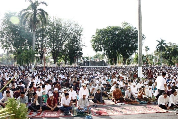 Para Jamaah memenuhi pelataran kantor Gubernur untuk Shalat Idul Fitri, Pada lebaran kali ini Shalat Id terpusatkan pada dua titik, yaitu Gubernuran dan di Lapangan Imam Bonjol.