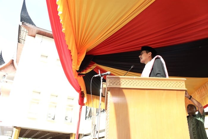 Gubernur Provinsi Sumatera Barat Irwan Prayitno memberikan kata sambutan sebelum menunaikan Ibadah Shalat Idul Fitri.