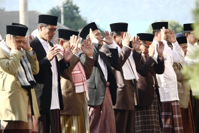 Gubernur Sumbar Irwan Prayitno, Wagub Muslim Kasim, Sekdaprov Ali Asma, Ketua DPRD Provinsi Yultekhnil dan pejabat lainnya menunaikan Shalat Idul Fitri