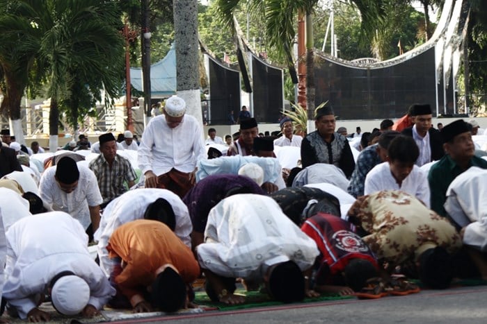Masyarakat menunaikan Shalat Idul Fitri