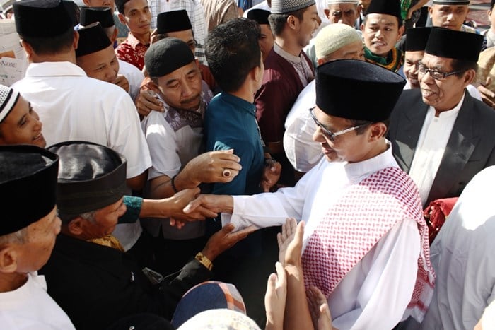 Berebut Salam. Sejumlah masyarakat berebut agar bisa bersalaman dengan Gubernur Sumbar, Irwan Prayitno setelah selesai shalat Idul Fitri.