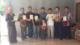 sejumlah pegiat literasi Surabaya berfoto bersama usai diskusi buku “Bau Pesing Genderuwo” karya Eko Prasetyo, beberapa waktu lalu di Surabaya. Sementara itu, Rabu (10/9) malam, FAM Indonesia mengumumkan pemenang lomba cipta puisi tingkat nasional 2014 bertema “Bebaskan Palestina”. (Foto: ISTIMEWA)