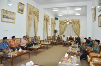 Bupati M.Shadiq Pasadigoe dan Wakil Bupati Irdinansyah Tarmizi saat rapat PHBI telah disepakati untuk memfasilitasi pelaksanaan Shalat Idul Adha pada hari Sabtu dan Minggu