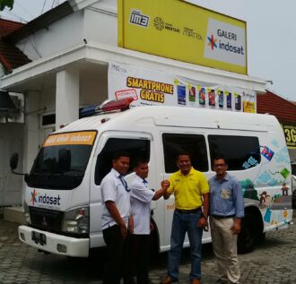 Tampak dalam gambar pejabat Indosat Martoni selaku Sales Area Manager Indosat Padang didampingi Harris Seswitra selaku Koord. Marcom Sumbar dan Elfiyon Julinit selaku Kabid Pendayagunaan dan team PKPU Padang di Galeri Indosat Jl. Perintis Kemerdekaan No. 75 Jati, Padang kemarin 20 Oktober 2014.