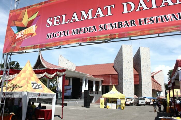 Puluhan Komunitas yang ada di Sumatera Barat, berkumpul untuk menggelar Social Media Sumbar Festival (#SMSFEST) 2014, di Taman Budaya Padang, Sabtu (20/12).