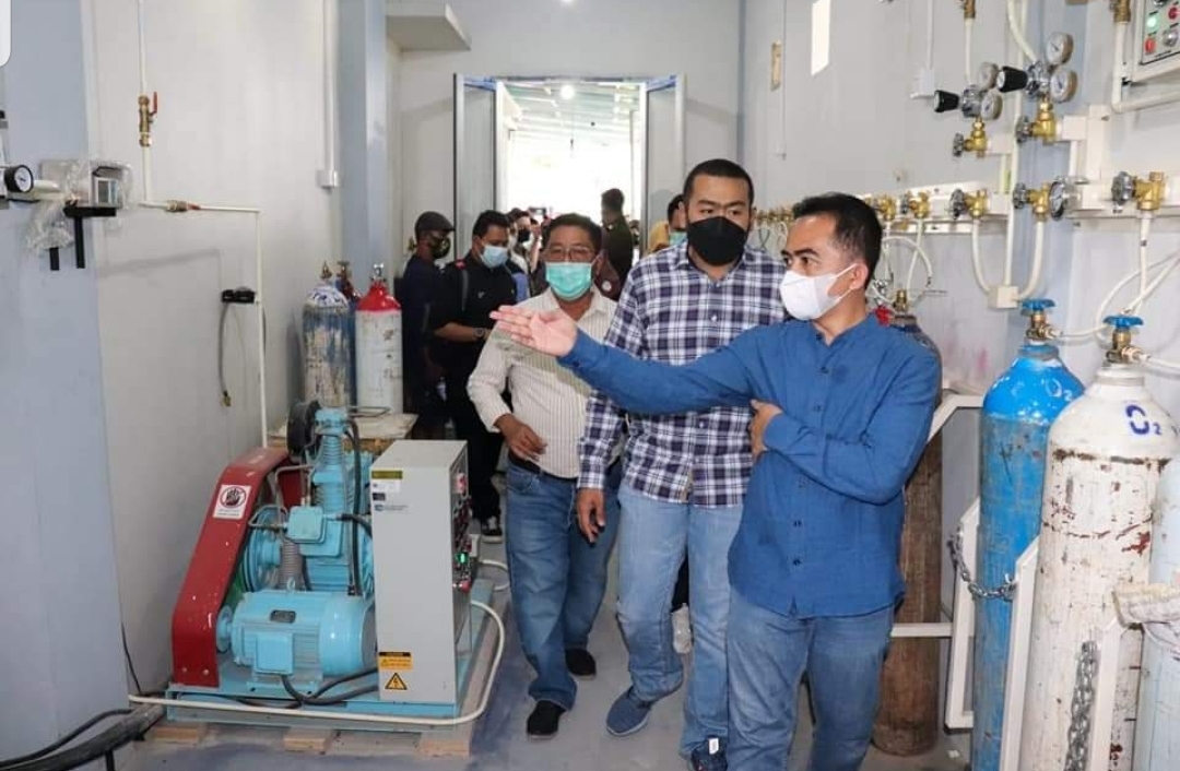 Wakil Bupati Pesisir Selatan, Rudi Hariyansyah memperlihatkan mesin oksigen medis kepada Wakil Gubernur Sumbar Audy Joinaldy(ist)