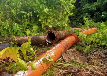 Pipa PDAM Kota Padang yang patah akibat terjangan banjir kemarin malam(hms)