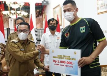 Lepas Duta Olahraga Tanah Datar Berlaga di PON XX Papua, Bupati Eka Putra : Jaga Kesehatan dan Ukir Prestasi