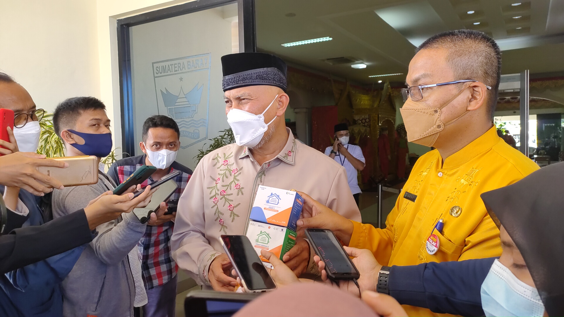 Gubernur Sumatera Barat, Mahyeldi Ansharullah didampingi Kepala Dinas Kesehatan Sumbar Arry Yuswandi saat menjemput bantuan obat dari Presiden Jokowi di BIM(dok:Fathia/infosumbar)