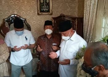 Mahyeldi dan Anies Baswedan Melayat ke Rumah Duka Elly Kasim