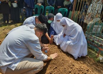 Jenazah Mantan Wagub Sumbar Nasrul Abit Telah Dimakamkan di Kampung Halaman