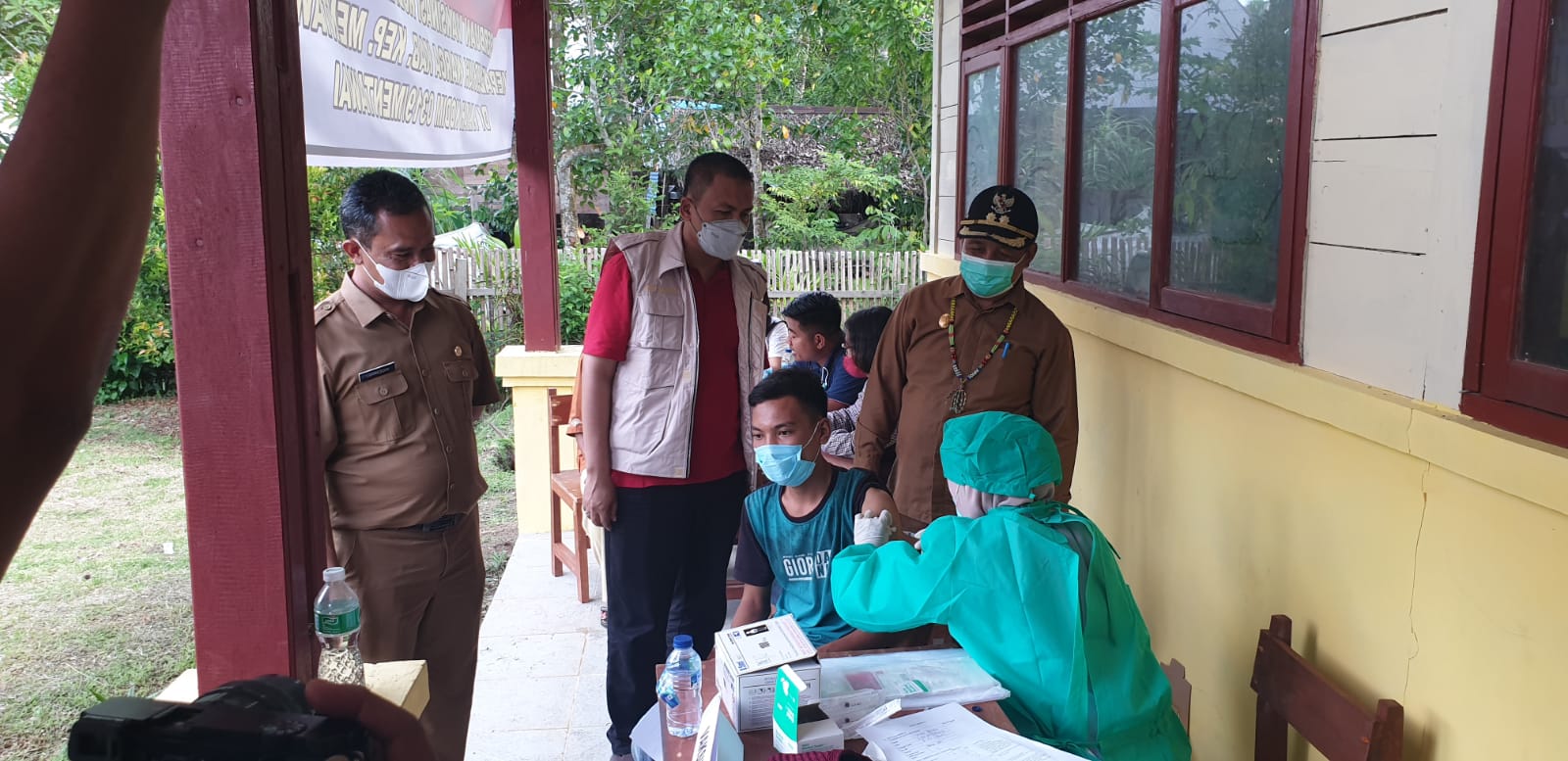 Wakil Bupati Kepulauan Mentawai Kortanius Sabaleake didampingi Kepala Dinas Kesehatan Mentawai, Lahmuddin Siregar meninjau vaksinasi massal di Betaet, Mentawai (ist)