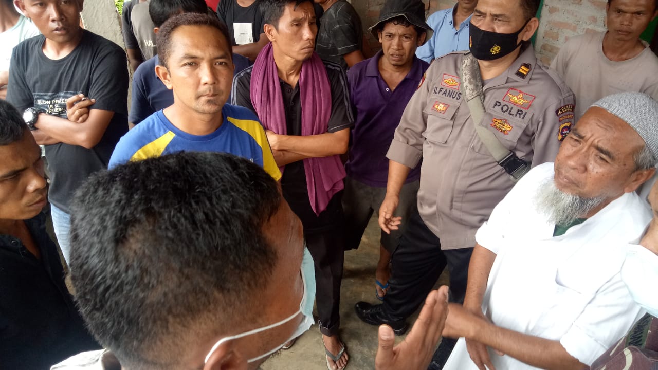 Upaya negoisasi membawa Harimau ke Padang untuk di Nekropsi antara petugas BKSDA Sumbar, Kasat Reskrim dan Kasat Intel Polres Pasaman dengan Ninik Mamak berlangsung alot(bksda)