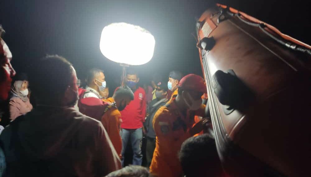 Mandi-mandi di Pantai Purus, Dua Orang Pelajar Hilang Terseret Ombak