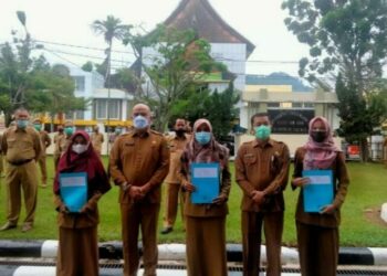 Tiga guru honorer yang diangkat jadi guru kontrak usai menerima SK. [Foto: Diskominfo Pessel (ist)