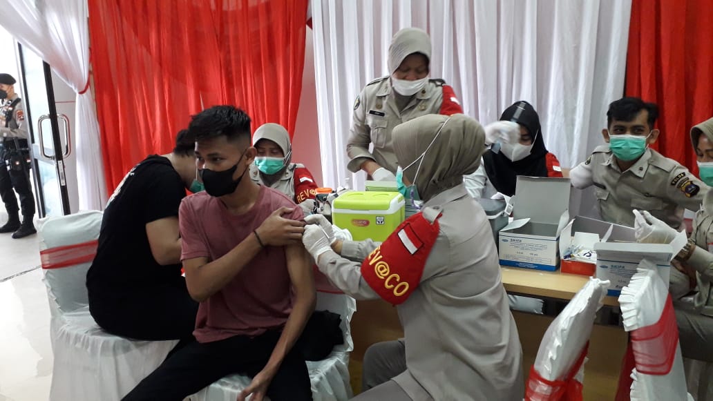 Masyarakat antusias mengikuti program vaksinasi gratis yang digelar Polresta Padang di Halaman Parkir Masjid Raya Sumbar, Kamis.(foto:iftitah/infosumbar)