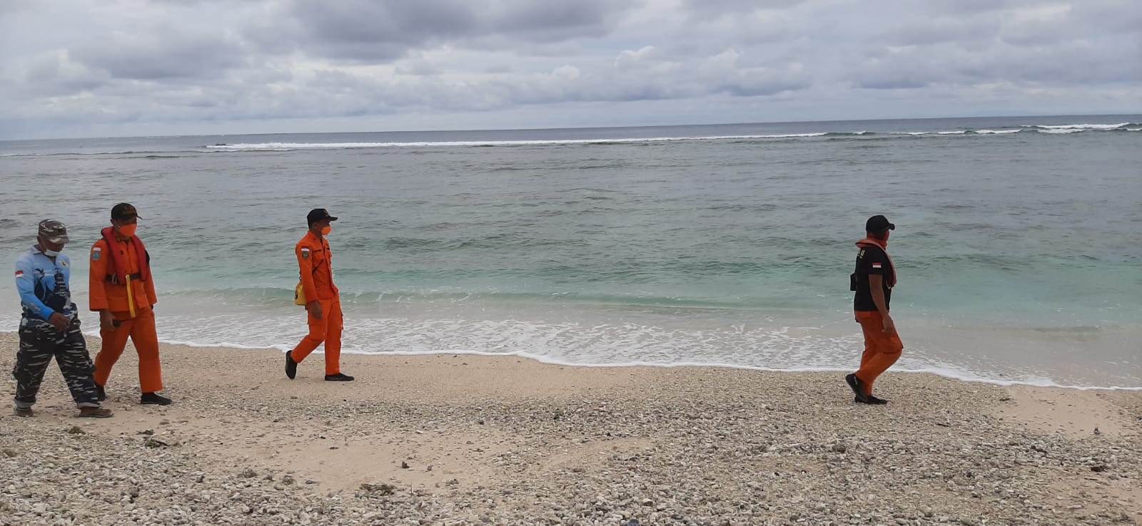 Tim Gabungan Melakukan Penyisiran di tepi Pantai Katiet untuk menemukan WNA hilang (foto:basarnas/infosumbar)