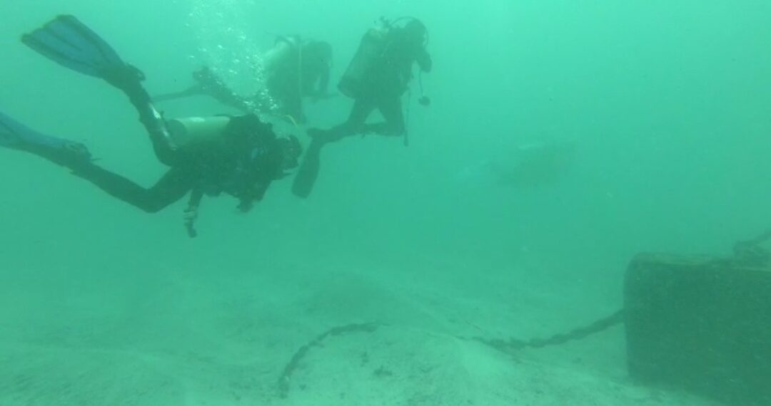 Tim Penyelam Melakukan Pencarian di Sekitar Lokasi Kejadian (foto: Basarnas/infosumbar)