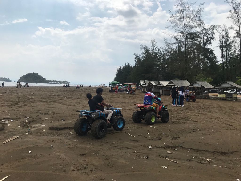 Wisatawan Pantai Air Manis Saat mengendarai ATV (foto: Hafiz/infosumbar)