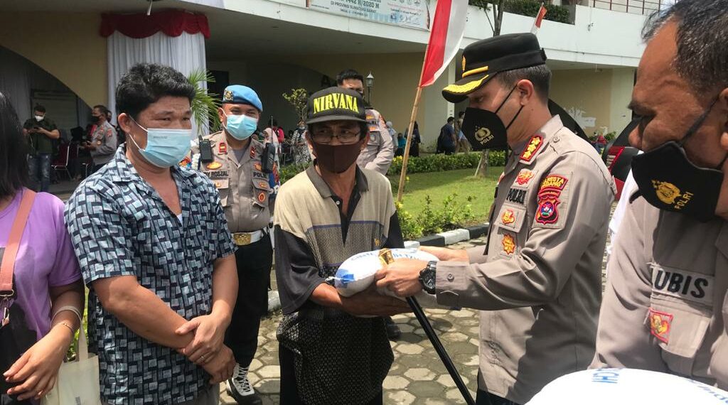 Tidak Hanya Vaksinasi, Polresta Padang Berikan Bantuan Beras Kepada Masyarakat Kurang Mampu