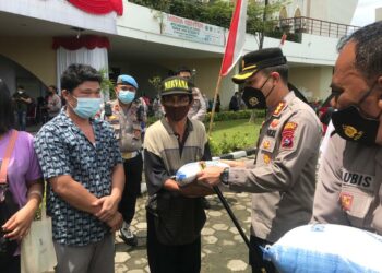 Tidak Hanya Vaksinasi, Polresta Padang Berikan Bantuan Beras Kepada Masyarakat Kurang Mampu