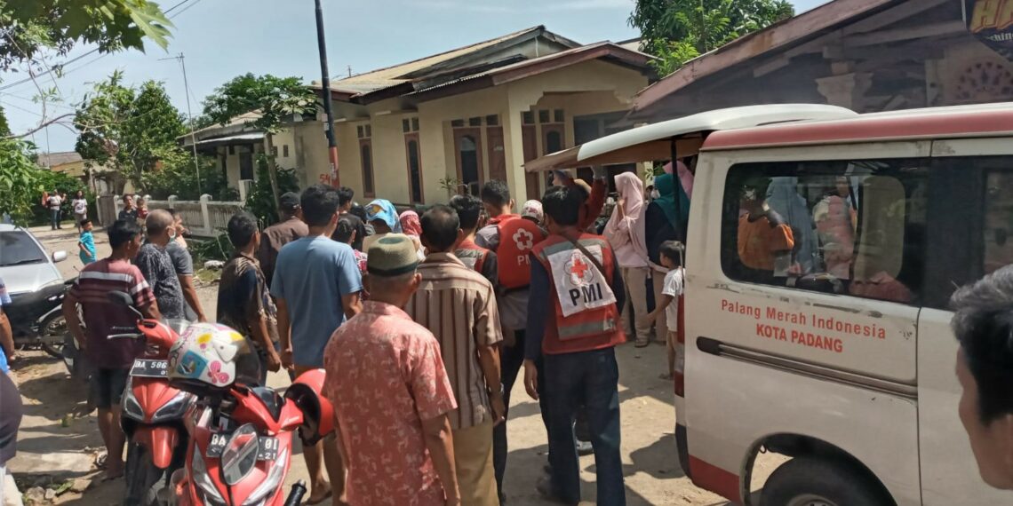 Jenazah korban hanyut Zikra (16) sampai di rumah duka (ist)