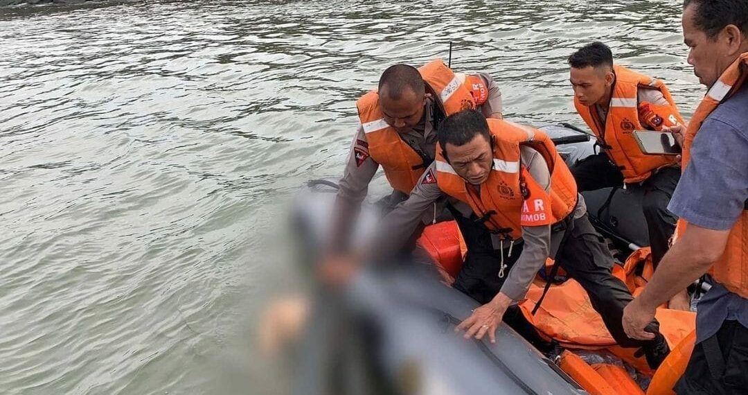 Tim Gabungan menemukan korban kedua yang hanyut di Pantai Purus Padang (foto : Pudalops Padang)