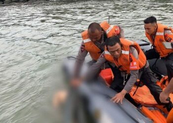 Tim Gabungan menemukan korban kedua yang hanyut di Pantai Purus Padang (foto : Pudalops Padang)