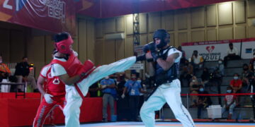 Patarung Sumbar Yogi Pratama (merah) melancarkan tendangan ke petarung Jawa Barat Rio Muhammad(ist)