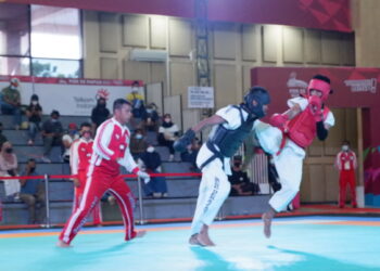 Petarung Hendhiko (hitam) saat melawan petarung Kepulauan Riau pada babak semifinal (ist)