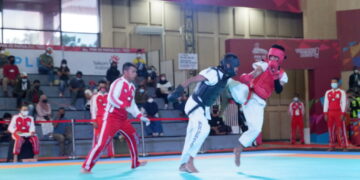 Petarung Hendhiko (hitam) saat melawan petarung Kepulauan Riau pada babak semifinal (ist)