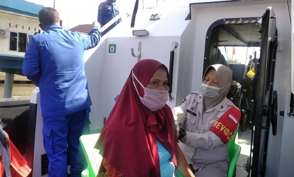 Ditpolairud Polda Sumbar Lakukan Vaksinasi di Atas Kapal Cepat